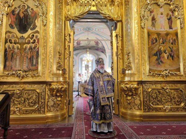 В Неделю 4-ю Великого поста митрополит Кирилл возглавил Литургию в храме святителя Николая в Заяицком