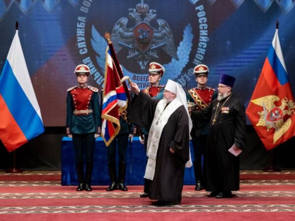 Митрополит Кирилл совершил чин освящения штандарта главнокомандующего войсками национальной гвардии в Центральном аппарате Росгвардии