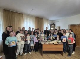 Настоятель храма Успения Божией Матери города Ставрополя рассказал воспитанникам воскресной школы о православной книге