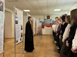 В гимназии № 10 города Невинномысска прошла экскурсия для учащихся по историко-документальной выставке «Собор святых Ставропольской митрополии»