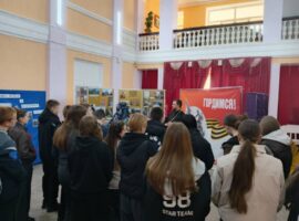 Настоятель храма святителя Николая Чудотворца станицы Барсуковской провел экскурсию по историко-документальной выставке «Собор святых Ставропольской митрополии»