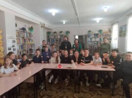 В библиотеке села Сухая Буйвола священнослужитель провел беседу с учащимися школы № 17