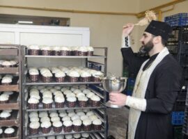 И. о. благочинного Донского округа совершил чин освящения пасхальной снеди в пекарне поселка имени Кирова