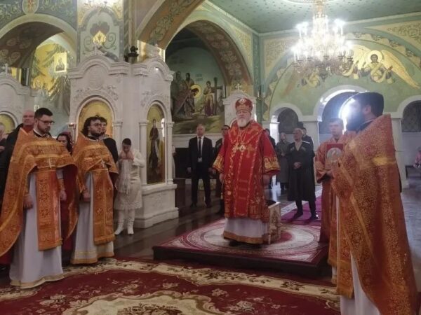 В среду светлой седмицы митрополит Кирилл совершил литургию во Владимирском соборе города Ставрополя