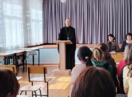 Священнослужитель провел беседу с родителями учащихся третьих классов школы № 2 села Овощи