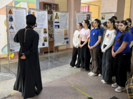 Священнослужитель ознакомил учащихся гимназии № 9 города Невинномысска с историко-документальной выставкой «Собор святых Ставропольской митрополии»