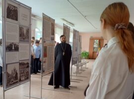 Священнослужитель ознакомил учащихся школы № 11 города Невинномысска с историко-документальной выставкой «Собор святых Ставропольской митрополии»
