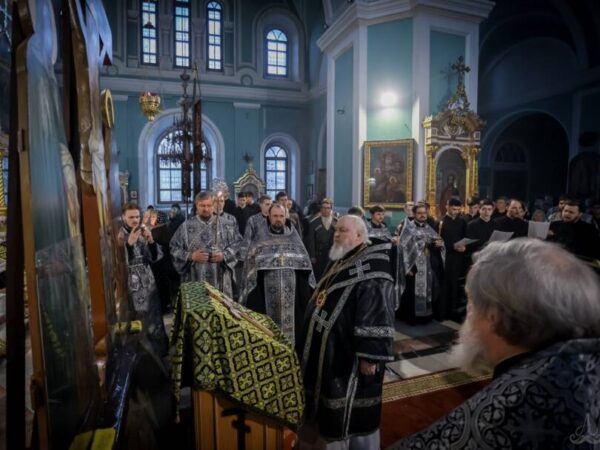 В канун Великого Пятка, митрополит Ставропольский и Невинномысский Кирилл совершил утреню с чтением 12-ти Евангелий Святых Страстей