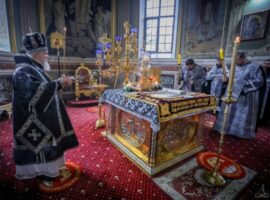 В канун Великой Субботы митрополит Кирилл совершил в Казанском соборе вечерню и утреню с чином погребения Спасителя