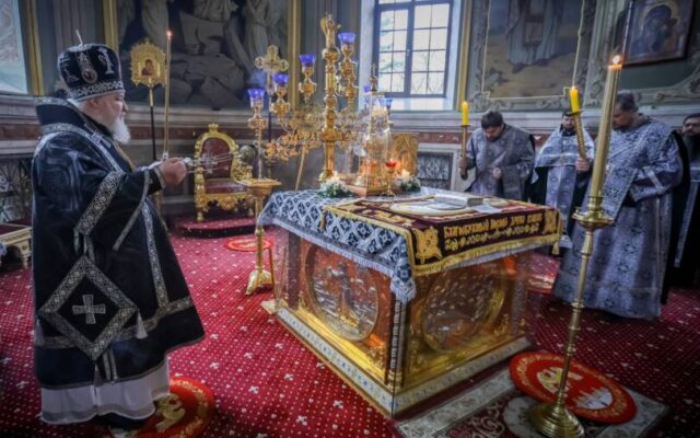 В канун Великой Субботы митрополит Кирилл совершил в Казанском соборе вечерню и утреню с чином погребения Спасителя