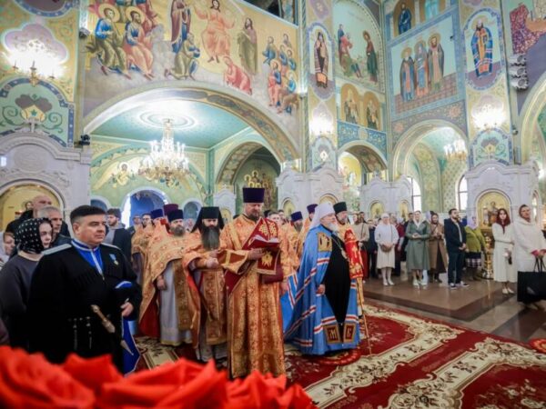 В среду светлой седмицы митрополит Кирилл совершил литургию во Владимирском соборе города Ставрополя