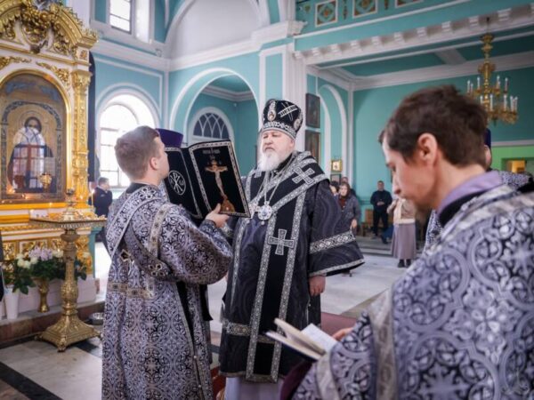 В Великую Среду митрополит Кирилл совершил последнюю в этом году Литургию Преждеосвященных Даров в Андреевском соборе города Ставрополя