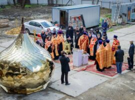 Митрополит Кирилл освятил крест и купол для домового храма строящегося корпуса Свято-Успенской гимназии