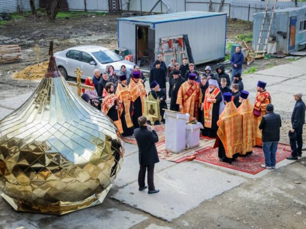 Митрополит Кирилл освятил крест и купол для домового храма строящегося корпуса Свято-Успенской гимназии