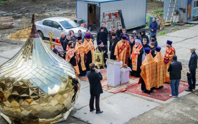 Митрополит Кирилл освятил крест и купол для домового храма строящегося корпуса Свято-Успенской гимназии