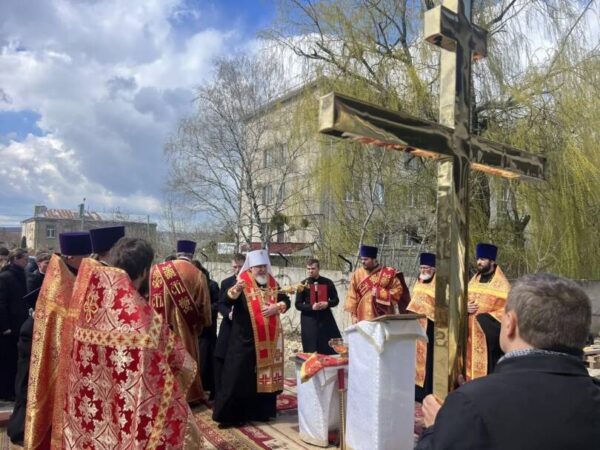 Митрополит Кирилл освятил крест и купол для домового храма строящегося корпуса Свято-Успенской гимназии