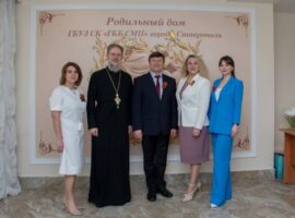 Руководитель епархиального отдела по культуре принял участие в акции «ЗАГС идет в роддом»
