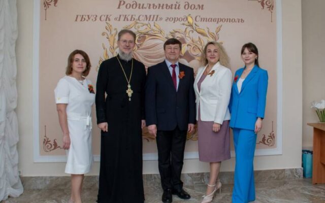 Руководитель епархиального отдела по культуре принял участие в акции «ЗАГС идет в роддом»