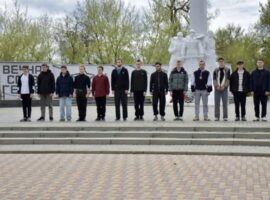 В селе Дивном священнослужитель напутствовал призывников перед отправкой к местам несения воинской службы