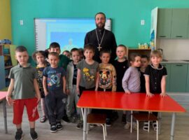 Священнослужитель рассказал о празднике Пасхи воспитанникам детского сада села Пелагиада