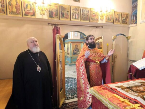 Митрополит Кирилл молился за Божественной литургией в храме свт. Николая Чудотворца в Заяицком города Москвы