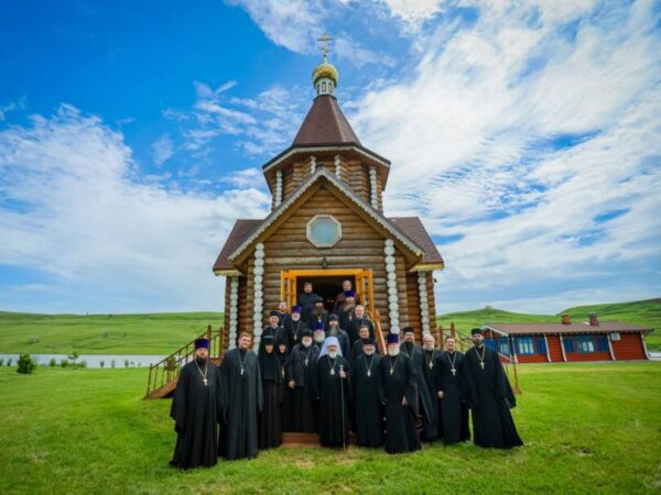 В день памяти равноапостольных Мефодия и Кирилла митрополит Кирилл возглавил Божественную литургию в храме иконы Божией Матери «Нечаянная Радость»