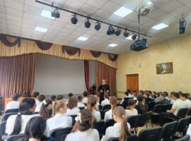 Священнослужитель провел беседу с учащимися школы № 1 города Михайловска
