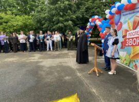 Настоятель храма святителя Николая Чудотворца села Дмитриевского напутствовал выпускников школы № 8