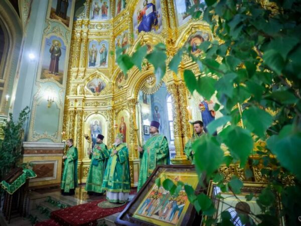 В канун праздника Святой Троицы митрополит Кирилл совершил всенощное бдение в Казанском соборе города Ставрополя