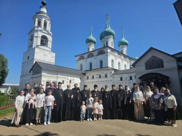 Паломники Ставропольской епархии совершили молитву у мощей святителя Игнатия (Брянчанинова) в Толгском монастыре
