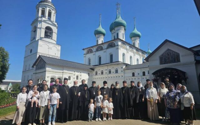 Паломники Ставропольской епархии совершили молитву у мощей святителя Игнатия (Брянчанинова) в Толгском монастыре