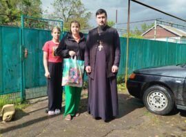 Настоятель храма пророка Божия Илии поселка Рассвет посетил многодетные семьи прихожан храма