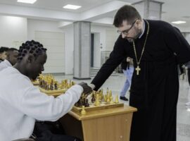 Руководитель миссионерского отдела епархии дал сеанс одновременной игры в шахматы студентам из Африки