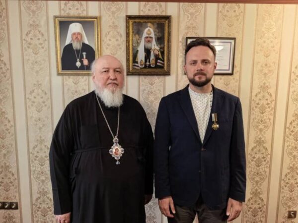 Митрополит Кирилл вручил награду военному корреспонденту и журналисту телеканала «Спас» Андрею Афанасьеву