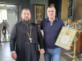 Благочинный Новоалександровского округа вручил Архиерейскую грамоту благотворителю храма Архистратига Божия Михаила города Новоалександровска
