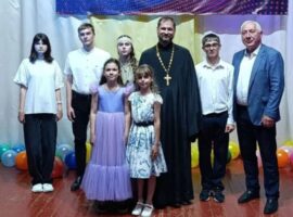 Настоятель храма святителя Николая Чудотворца станицы Воровсколесской поздравил станичников с Днем России